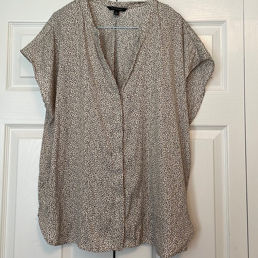 GUC Banana Republic. Animal print blouse. XL. Hidden button down bat wing sleeve